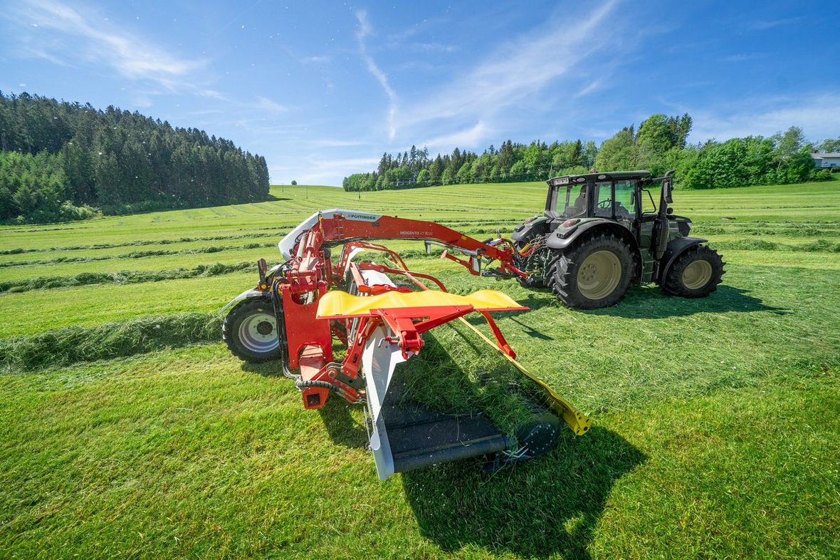 W ofercie zgrabiarek firmy Pöttinger znalazł się nowy produkt - zgrabiarka taśmowa Mergento VT 9220.
