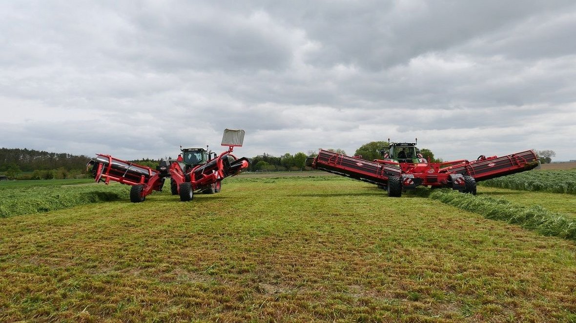 Kosiarka Kuhn FC 13460 RA. Kolos na łące