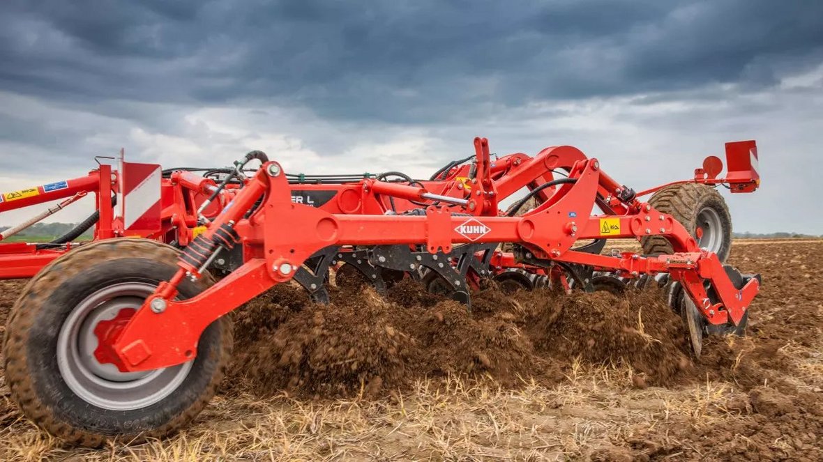 Cultimer L to maszyny o większej szerokości roboczej – 4 i 5 m – i większym zapotrzebowaniu na moc: odpowiednio 135–250 KM i 165–300 KM. Są one dostępne zarówno w wersji zawieszanej, jak i półzawieszanej.  Wersja półzawieszana, wyposażona w koła transportowe i zaczep dyszlowy, zapewnia większą stabilność podczas pracy i zmniejsza obciążenie tylnego podnośnika ciągnika. Masa tych modeli bez wału to 2200 kg (4 m) i 2500 kg (5 m). Maszyny serii L są odpowiednie do intensywnego użytkowania, także w dużych gospodarstwach prowadzących uproszczone systemy uprawy, np. strip-till lub no-till.  Wały doprawiające i opcje wyposażenia  W zależności od potrzeb agrotechnicznych, kultywatory mogą być wyposażone w różne rodzaje wałów tylnych. Wał rurowy o średnicy 550 mm to lekka konstrukcja, która dobrze sprawdza się na glebach lekkich i przepuszczalnych. Wał daszkowy (V-Liner), o średnicy 600 mm, przeznaczony jest do intensywnego zagęszczania gleby i sprawdza się w warunkach wymagających mocnego ugniecenia. Wał pierścieniowy T-Ring zapewnia skuteczne rozbijanie brył oraz dobre wyrównanie powierzchni pola po uprawie. Wał Packliner, stalowy, również o średnicy 600 mm, jest polecany do pracy na glebach ciężkich i wilgotnych, gdzie wymagana jest duża siła zagęszczająca.   Maszyny mogą być również wyposażone w hydrauliczne ustawianie głębokości roboczej, stopki podporowe, światła do transportu drogowego i zabezpieczenia transportowe.
