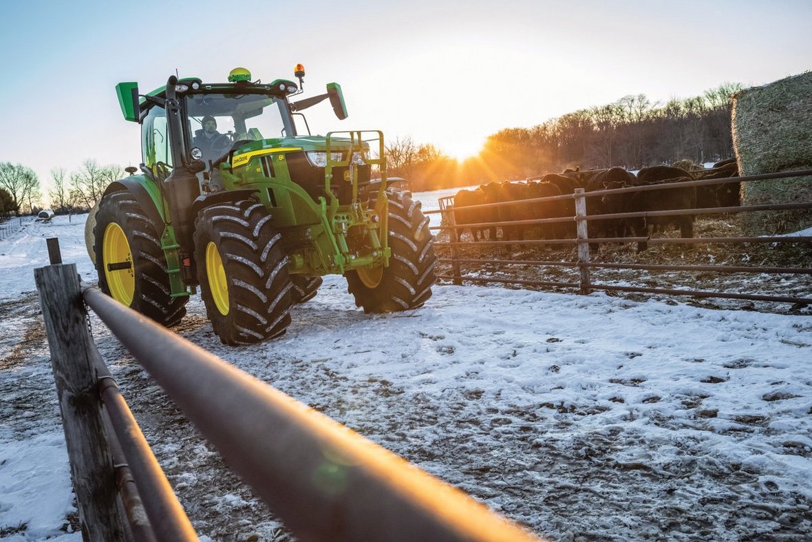 Maszyny John Deere w zimowych warunkach: Jak zabezpieczyć sprzęt przed mrozem?