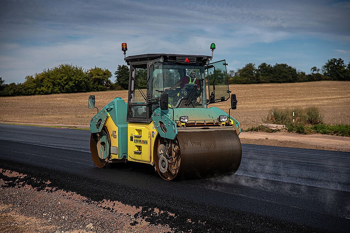 Ammann ARX 110-2 podczas zagęszczania nawierzchni asfaltowej.