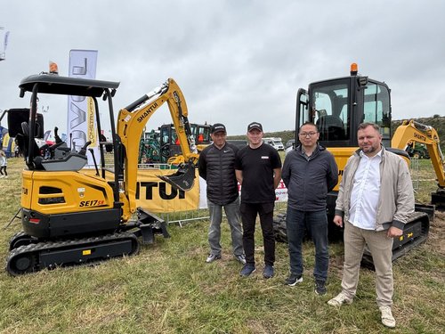 Od lewej: Arkadiusz Wiciak, szef sprzedaży Norma Machinery; Wojciech Ćwiek, kierownik serwisu Norma Machinery; Maksim Zhang, przedstawiciel Shantui; Mariusz Bebłowski, własciciel Norma Machinery.