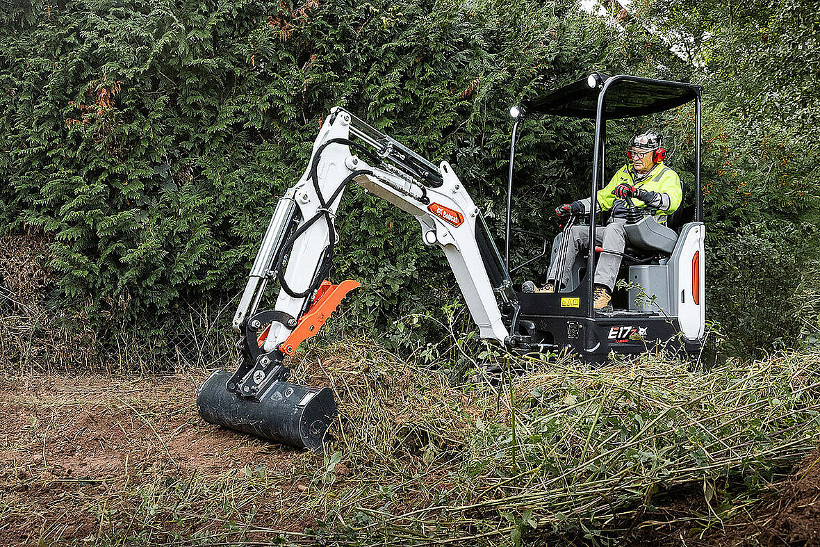 Bobcat E17z R2 podczas pracy w ograniczonej przestrzeni.