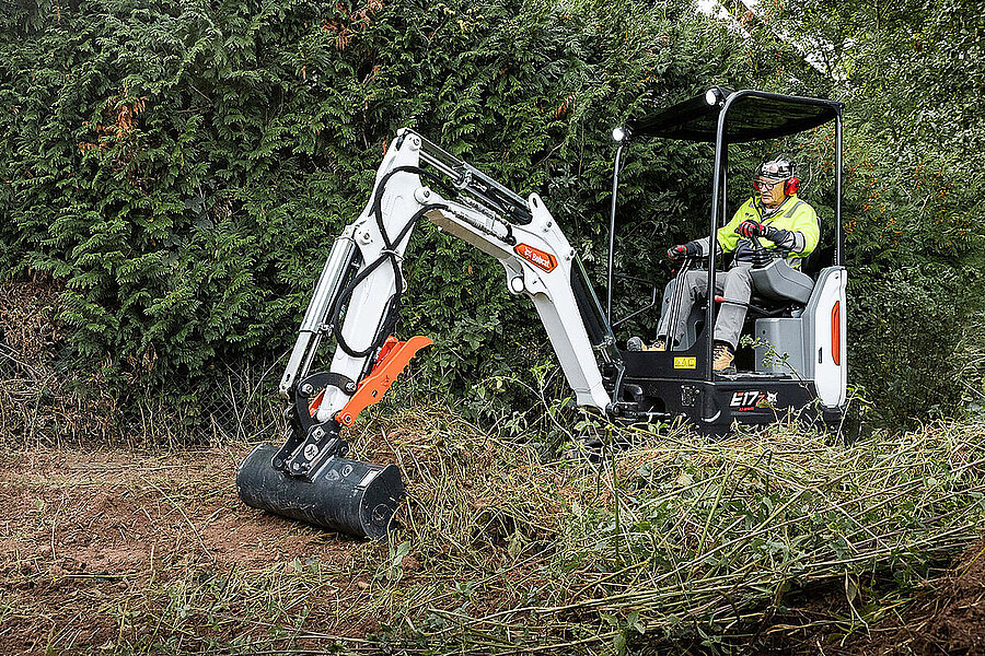 Bobcat E17z R2 podczas pracy w ograniczonej przestrzeni.