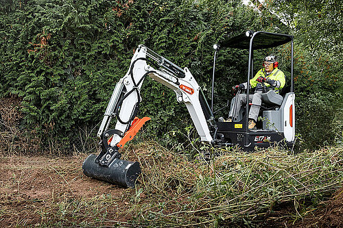 Bobcat E17z R2 podczas pracy w ograniczonej przestrzeni.