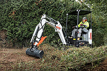 Bobcat E17z R2 podczas pracy w ograniczonej przestrzeni.