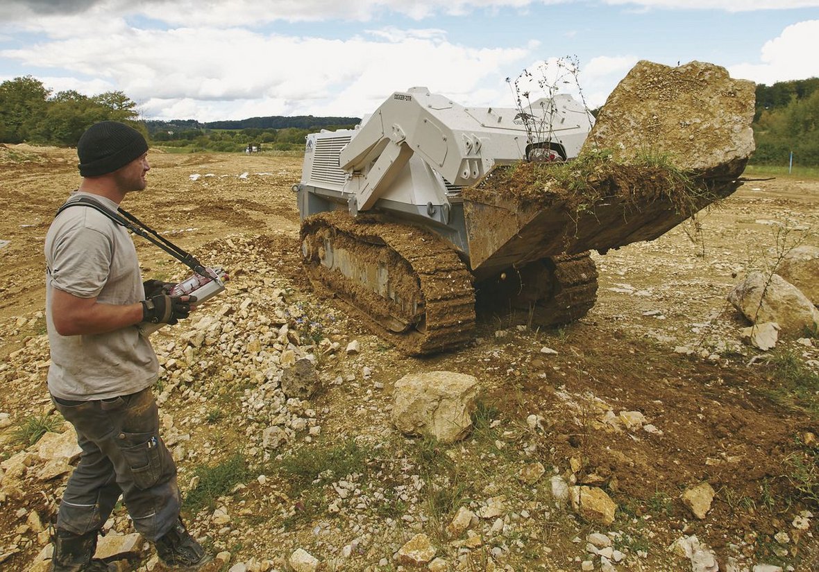 Szwajcarski Digger usuwa miny na Urainie