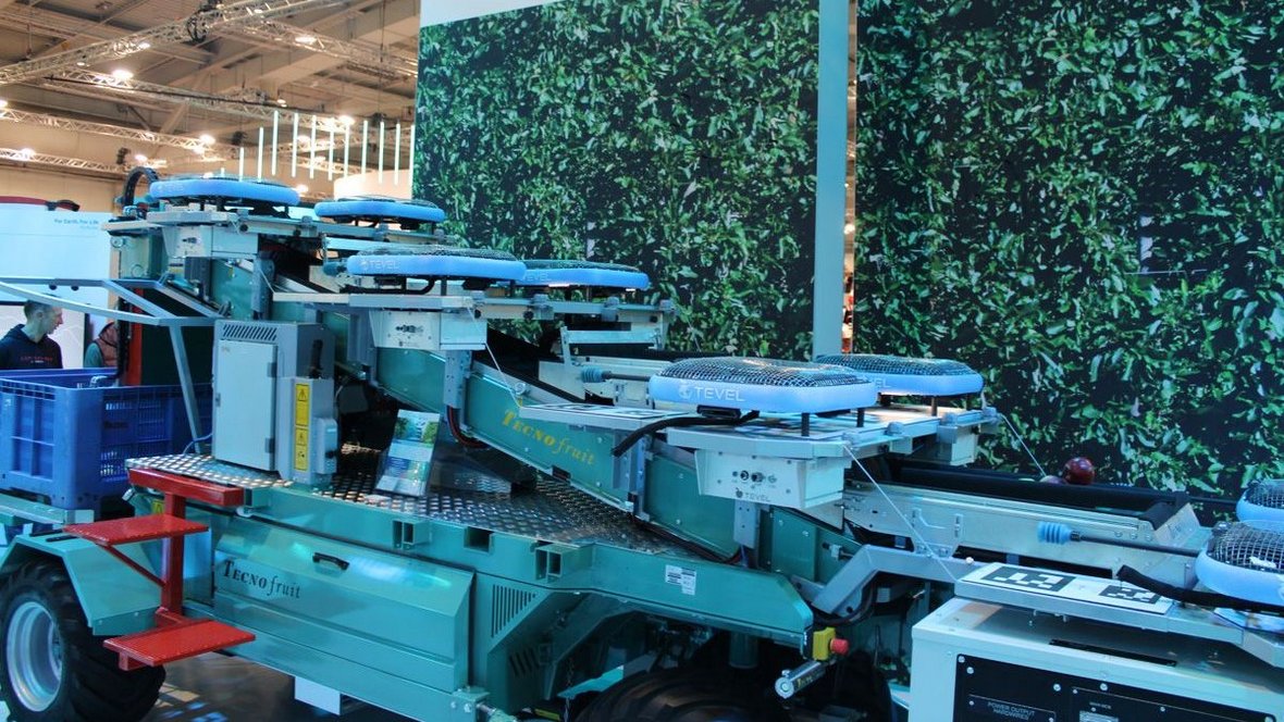 Należąca do koncernu Kubota marka Tevel rozwija flotę latających robotów do wykonywania zadań związanych ze zbiorem, przerzedzaniem zawiązków i przycinaniem drzew owocowych.