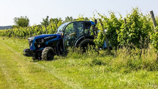 Ciągnik Rex 4, wyposażony w niskoprofilową kabinę 4-080 F kat