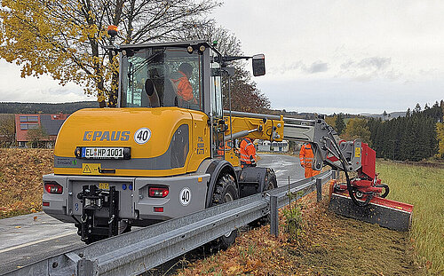 Ładowarka TSL 9088 Pro z teleskopowym ramieniem obrotowym umożliwia podawanie materiału z boku i pracę na wysokości do 4 m.