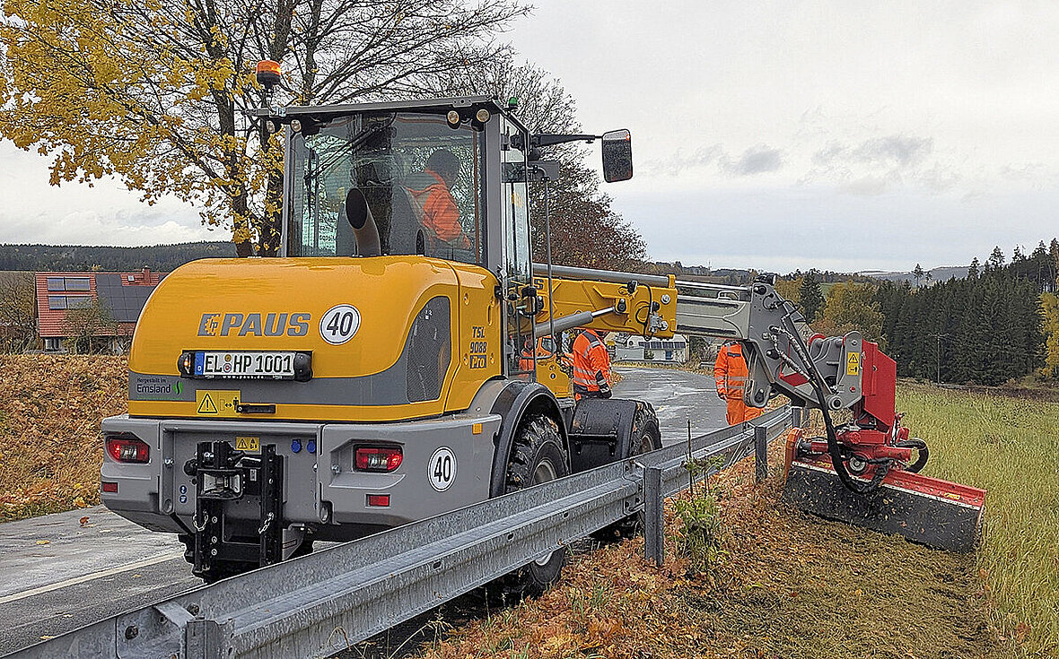 Ładowarka TSL 9088 Pro z teleskopowym ramieniem obrotowym umożliwia podawanie materiału z boku i pracę na wysokości do 4 m.