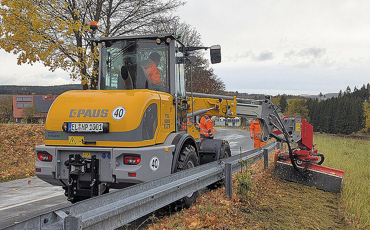 Ładowarka TSL 9088 Pro z teleskopowym ramieniem obrotowym umożliwia podawanie materiału z boku i pracę na wysokości do 4 m.