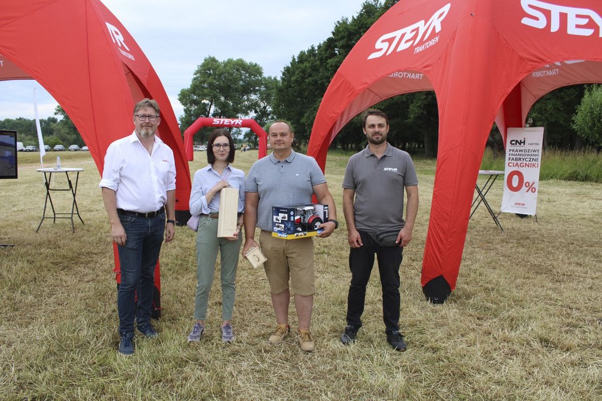 Państwo Marta i Machał Zającowie - gospodarze pokazu na wspólnym zdjęciu z prezesem firmy Agroperfekt i przedstawicielem Steyr Polska.