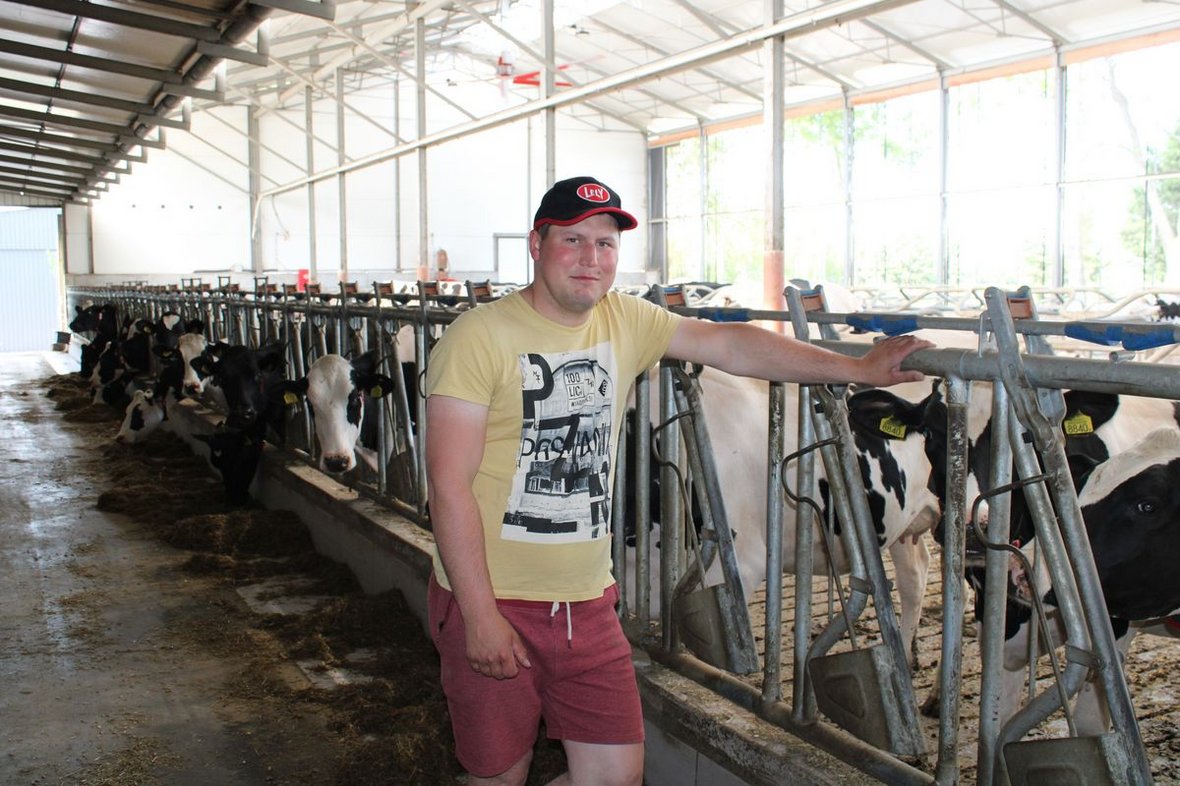 Maciej Górny, właściciel obory w wielkopolskim Parzęczewie.