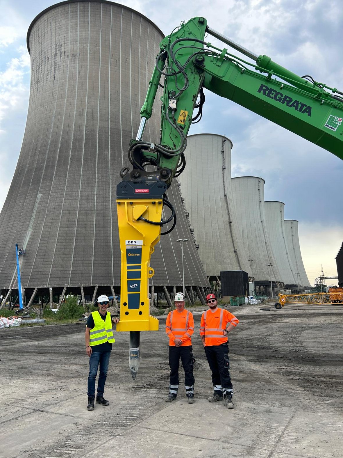 Rozbiórka bloku F elektrowni węglowej Scholven z użyciem młota hydraulicz