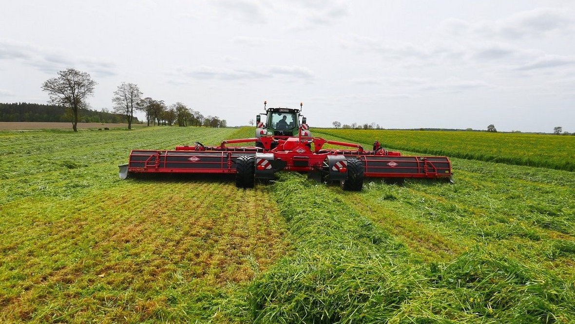 Kosiarka Kuhn FC 13460 RA. Kolos na łące
