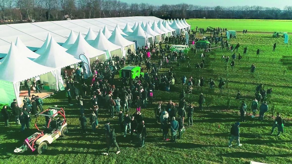 Efektowna parada robotów polowych