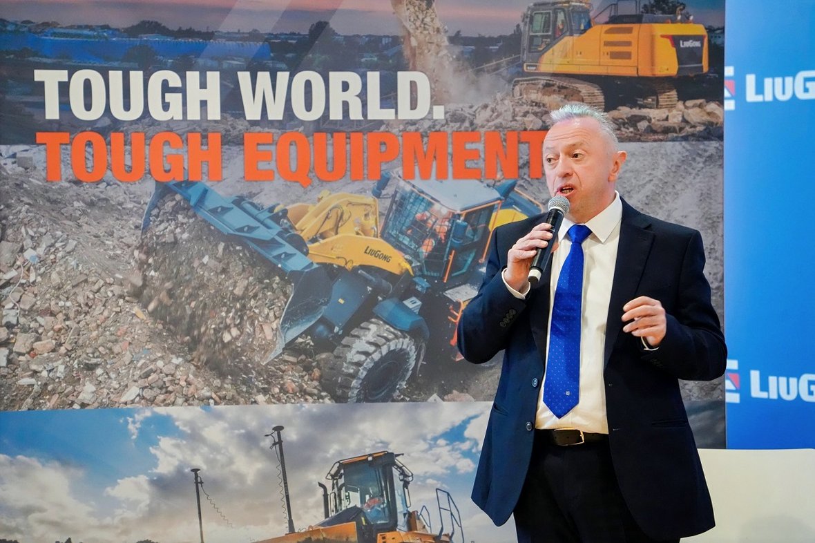 Howard Dale z nagrodą Guangxi Golden Silkball Friendship Award