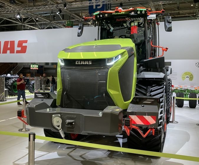 Firma Claas wprowadziła nowe napędy z trójkątnymi gąsienicami do serii 12 Xerion. 