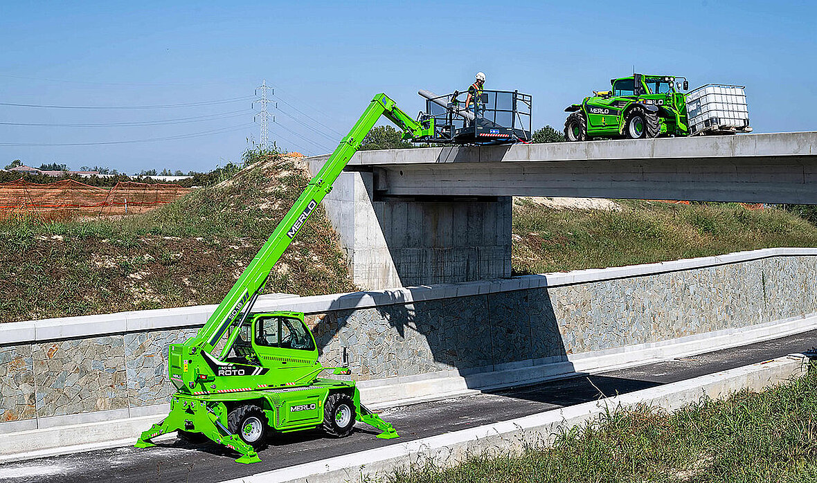 Merlo ROTO 50.18S podczas pracy na budowie. Model należy do nowej generacji obrotowych ładowarek ROTO zaprezentowanej w 2025 r.