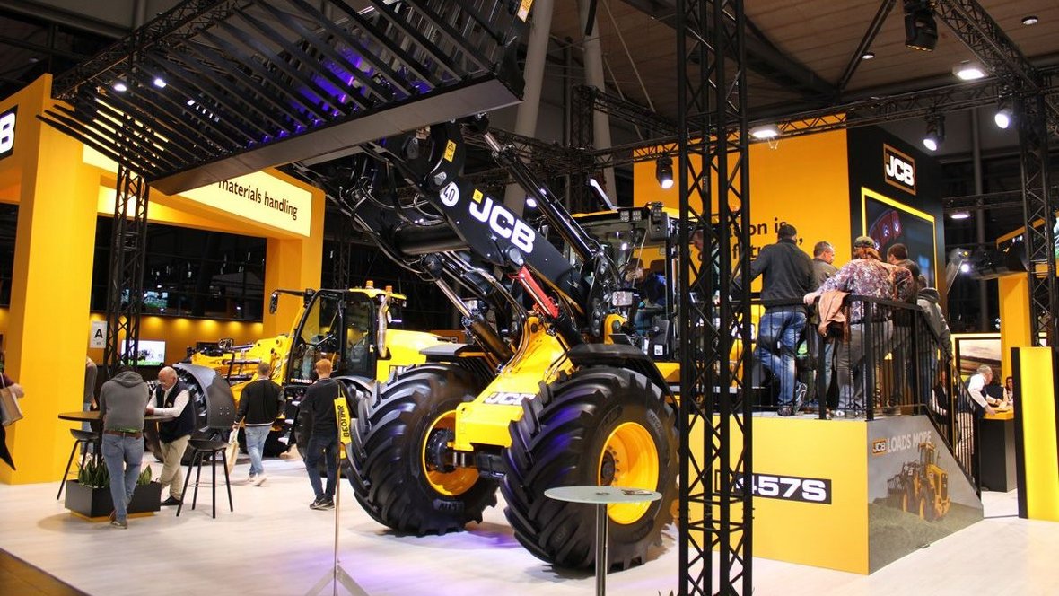 Jeden z centralnych punktów stoiska brytyjskiej firmy JCB,  czyli ekspozycja flagowej ładowarki kołowej 457S.