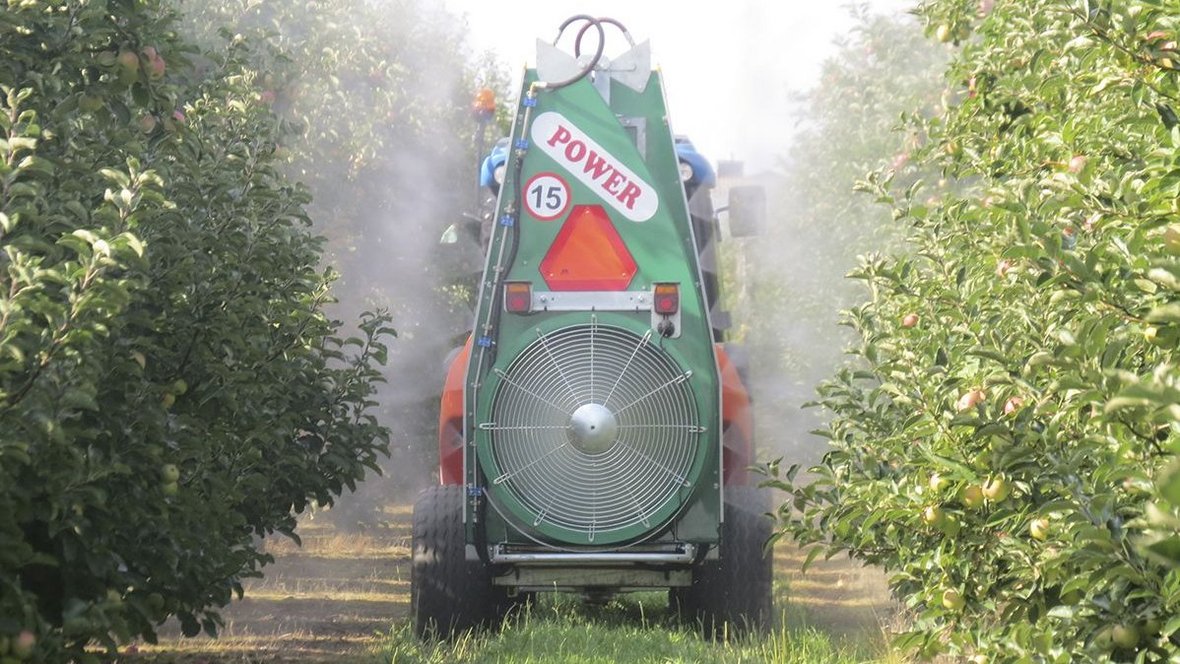 Sad pod ochroną opryskiwaczy Agrola