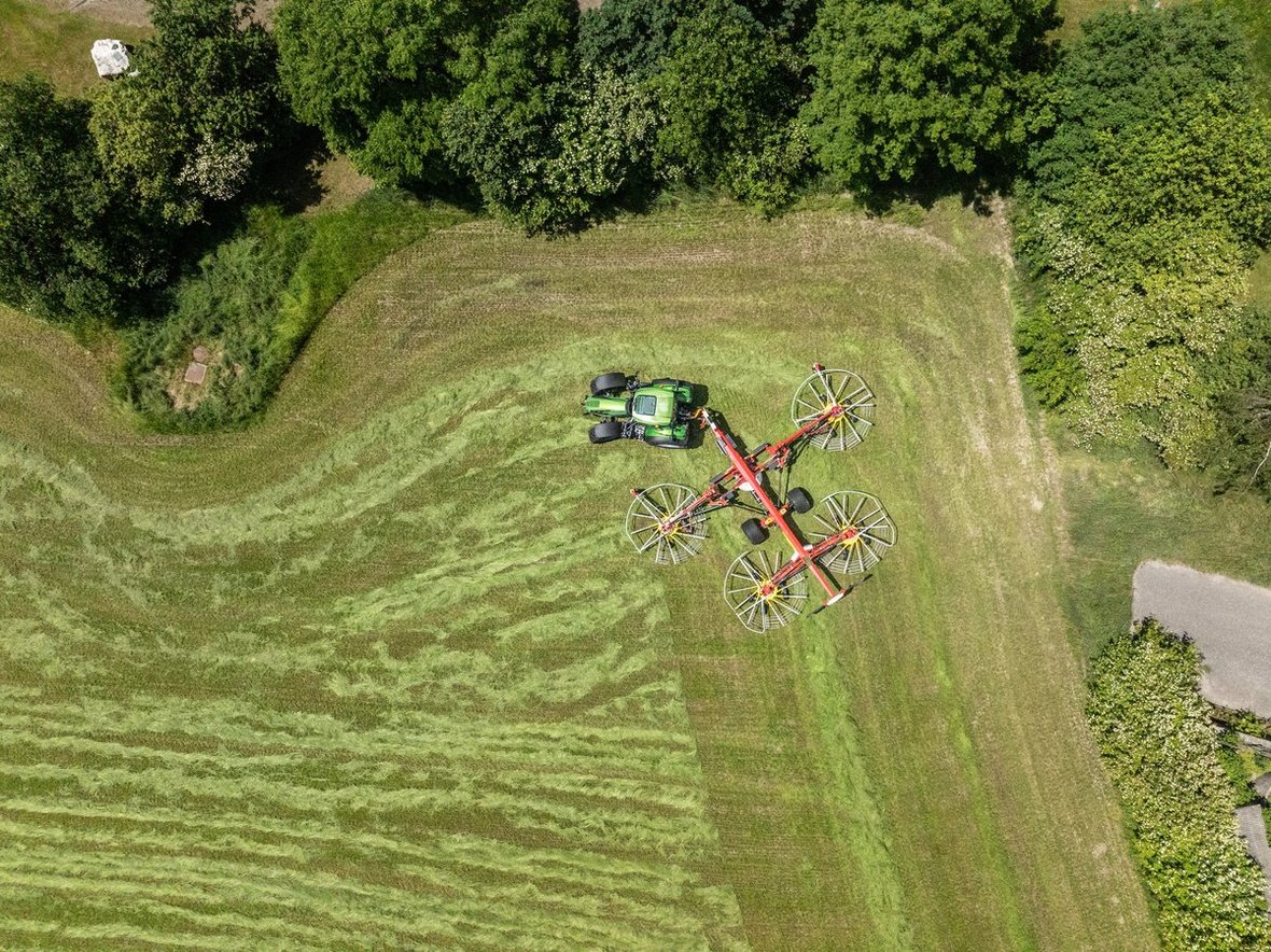 Sterowanie zakładką i odciążenie wirników  Podczas skrętu zewnętrzny wirnik przedni automatycznie przesuwa się do środka, co zapewnia odpowiednią zakładkę z tylnym wirnikiem. Po powrocie do jazdy na wprost wraca do pierwotnego położenia. System odciążenia automatycznie reguluje nacisk przednich wirników na podłoże w zależności od ustawionej szerokości roboczej.  Przejście w tryb transportowy  Zmiana z trybu roboczego na transportowy odbywa się po naciśnięciu jednego przycisku. Wirniki są składane, szerokość robocza zmniejszana, a wszystkie elementy blokowane w położeniu transportowym.  Wyposażenie i układ jezdny  Maszyna może być wyposażona w podwozie cztero- lub pięciokołowe oraz układ jezdny Multitast. Przednie wirniki mają hydrauliczne odciążenie, tylne – zawieszenie mechaniczne. Standardowo model jest oferowany z systemem Basicline i terminalem Basic Control. System Profiline wymaga ciągnika z hydrauliką Load Sensing lub Power Beyond i może być obsługiwany przez terminal Isobus lub urządzenia CCI 1200, Expert 75 lub Power Control.