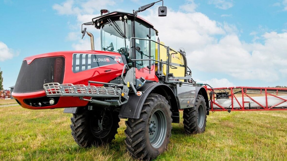 Nowe design i kabina operatora  Kolejne zmiany objęły kabinę operatora kat. 4 dostępną już w wersji standardowej, która zapewnia doskonały wgląd na pełny obszar pola widzenia. System zarządzania maszyną zainstalowany w kabinie jest teraz zintegrowany jako aplikacja Isobus na wyświetlaczu HC. Zmieniony został również design opryskiwaczy. W obecnej wersji obejmuje on nową maskę, system oświetlenia wykorzystujący technologię LED, a także szare felgi. Bezpieczne użytkowanie sprzętu zapewnia pełna osłona układu płynów oraz obsługiwany hydraulicznie TurboFiller, chroniony przez obudowę i zintegrowany z gabarytami maszyny.