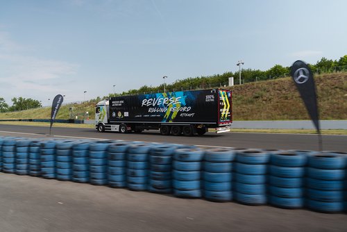 Mercedes-Benz eActros 600 ustanowił rekord Guinnessa w jeździe ciężarówką na wstecznym