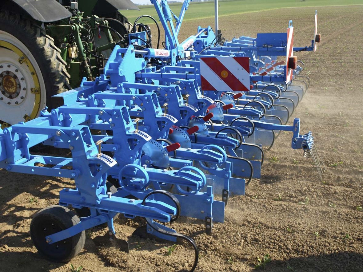 Niebieski pielnik mechaniczny