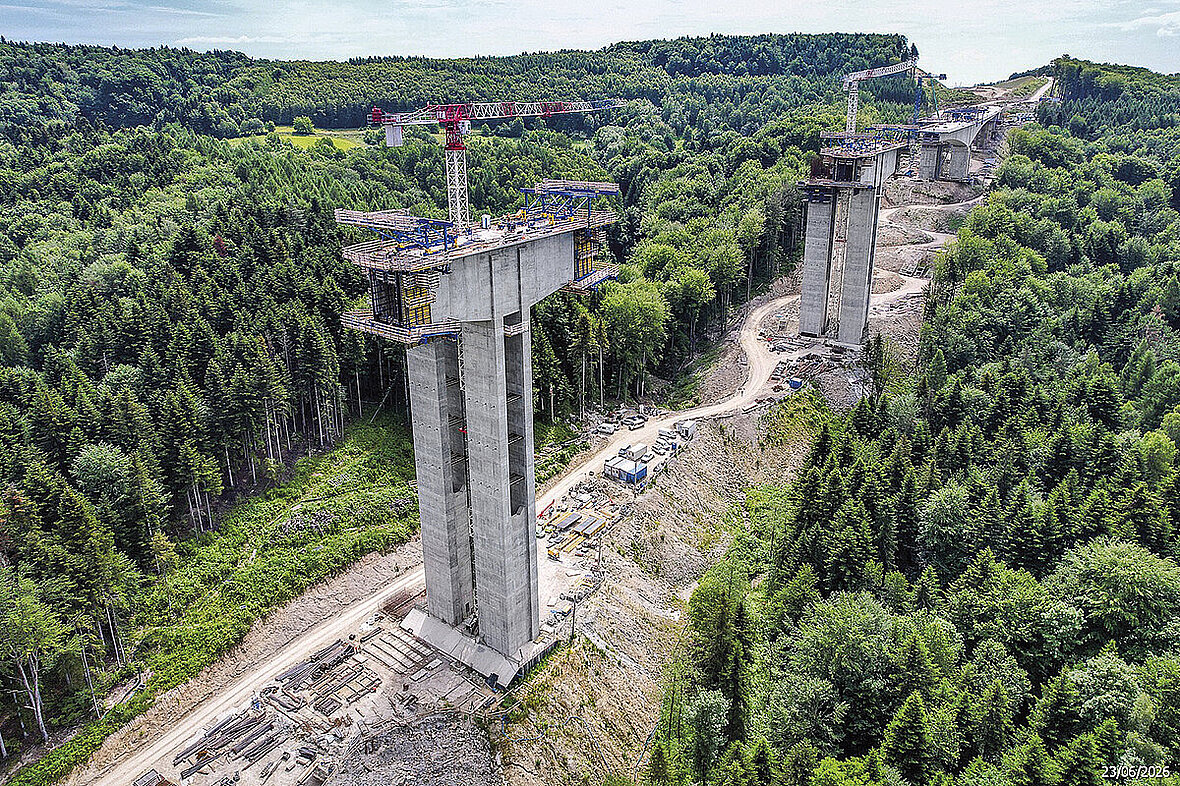 Najwyższe podpory wiaduktu ES-26, powstającego w ciągu drogi ekspresowej S19, osiągają 66 m wysokości.
