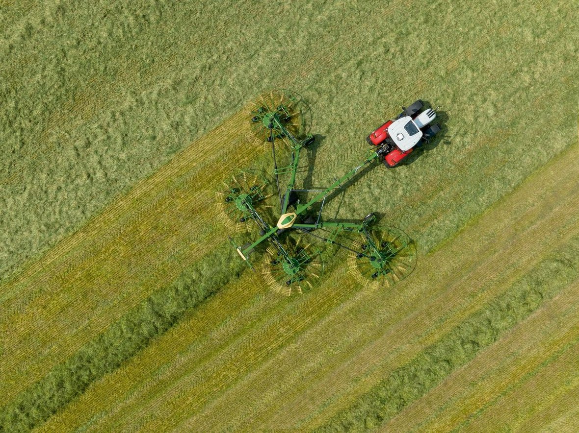 Największa na świecie zgrabiarka cztero karuzelowa.