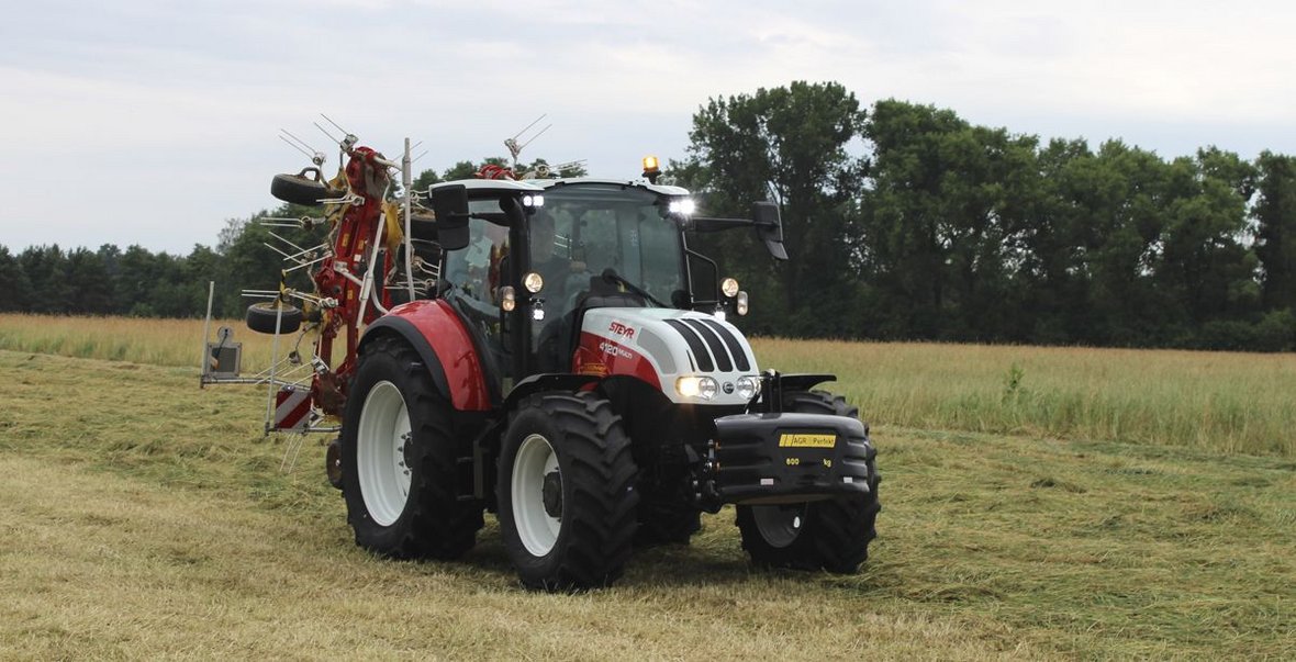 Ciągnik Steyr 4120 Multi z przetrząsaczem ośmiokaruzelowym Pöttinger HIT 8.81.