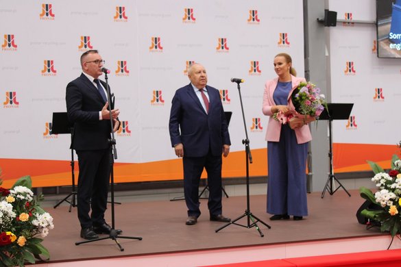 Pronar wyznacza kierunki rozwoju nie tylko dla innych przedsiębiorstw w Polsce, ale też dla firm działających globalnie – powiedział Andrzej Borusiewicz, wiceprezes ARiMR (z lewej). W środku Prezes Rady Właścicieli Pronar, Sergiusz Martyniuk.