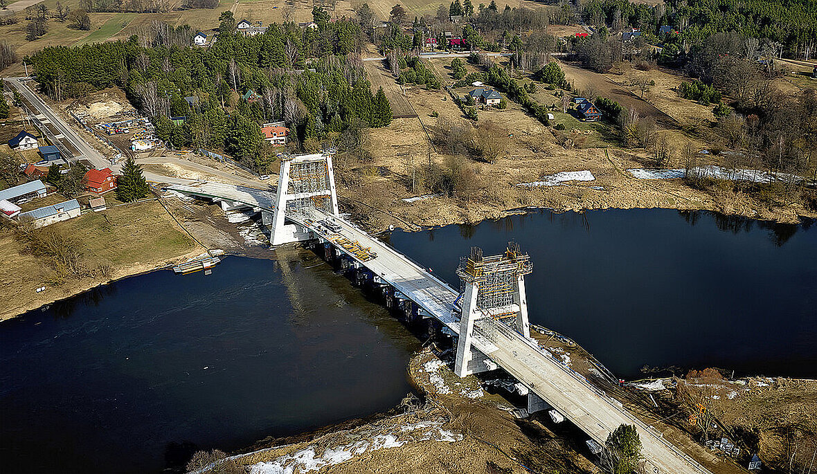 ULMA przy budowie 40-metrowych pylonów nad Narwią
