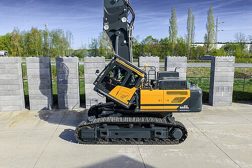 Hyundai CE i STC prezentują koparkę HX520A HRD