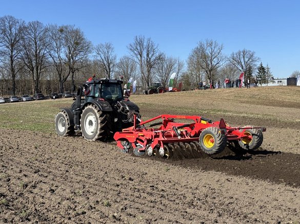 Agravis Technik Polska: Innowacje w polu – Valtra, Fendt i Väderstad w akcji