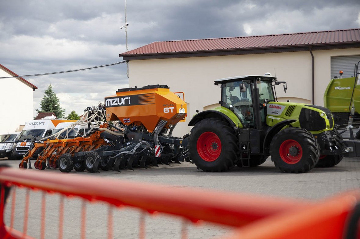 CIągnik Claas z siewnikiem 