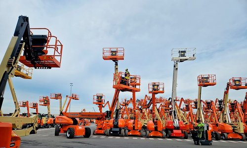 Riwal Poland i JLG - kompleksowa oferta podestów ruchomych wsparta serwisem
