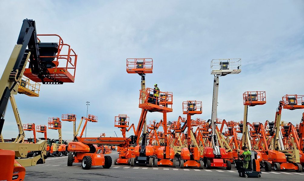 Riwal Poland i JLG - kompleksowa oferta podestów ruchomych wsparta serwisem