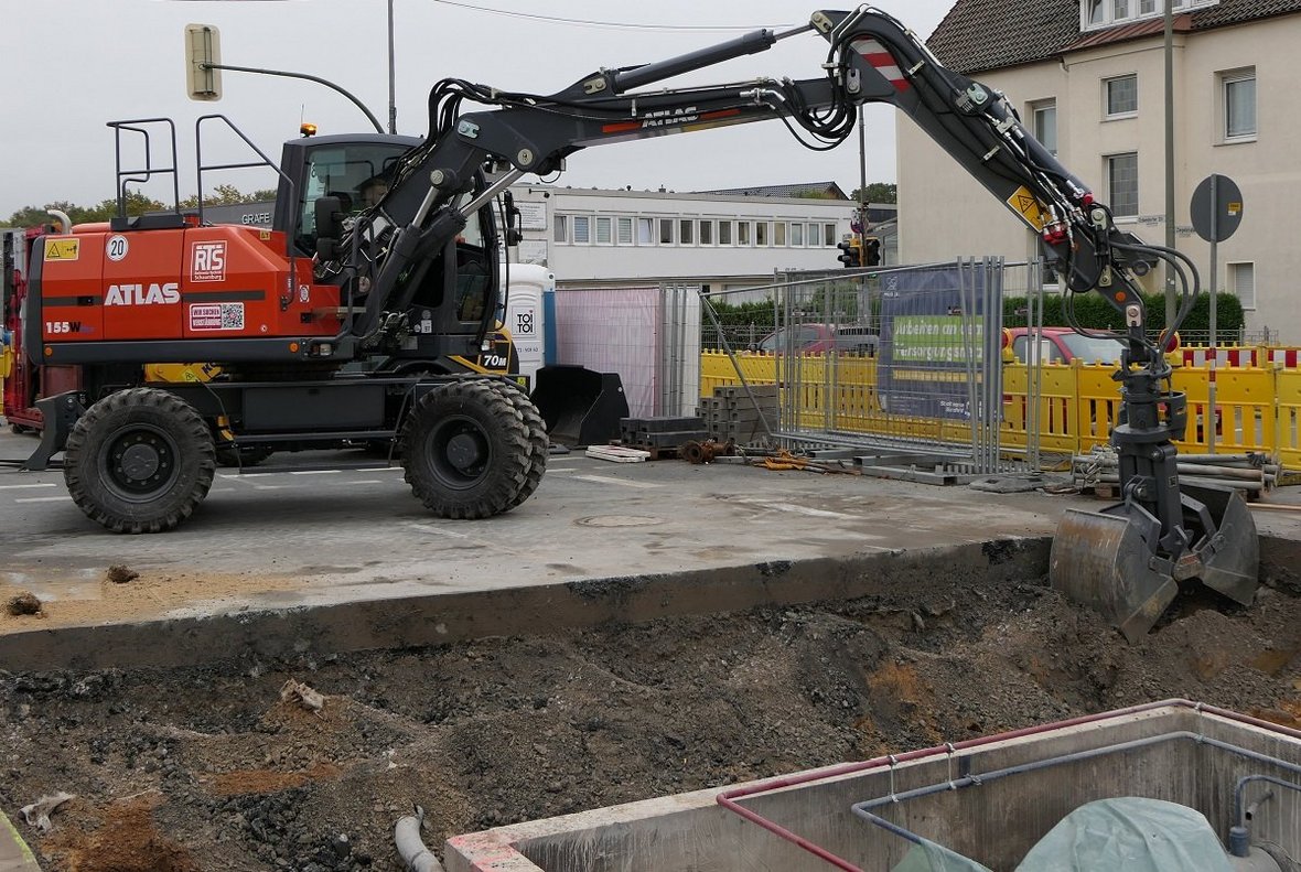 Atlas pracuje przy budowie sieci wodociągowej