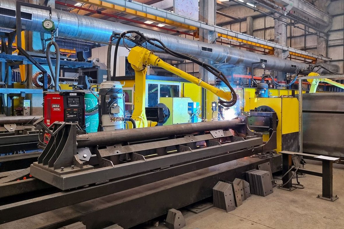 Zrobotyzowana linia produkcyjna podpór silosów na cement.