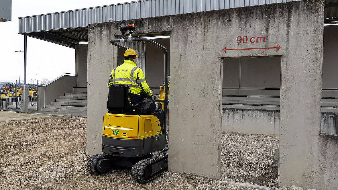 Wacker Neuson EZ10e – elektryczna minikoparka Zero Tail o kompaktowych wymiarach, przeznaczona również do pracy w ograniczonej przestrzeni.
