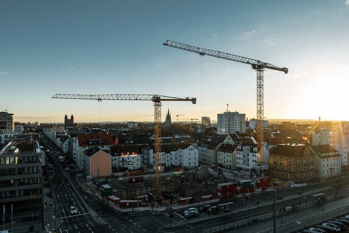 Dwa dźwigi Liebherr wspierają budowę w Ulm