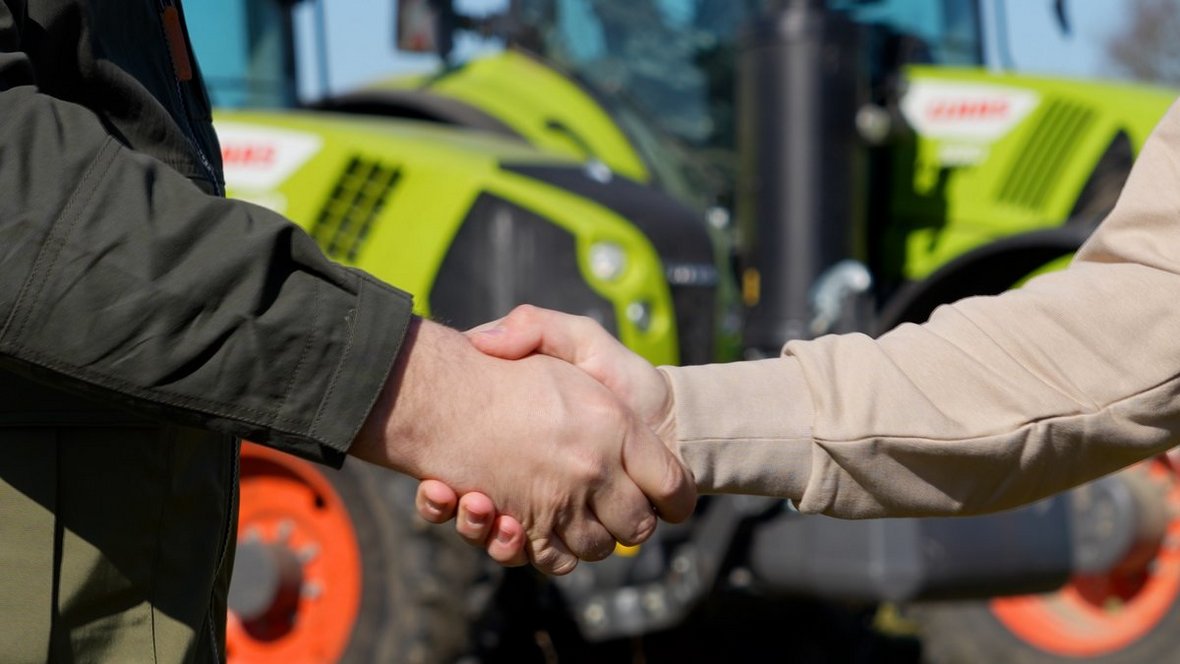 Co rolnik oraz usługodawca ceni u dealera maszyn rolniczych?
