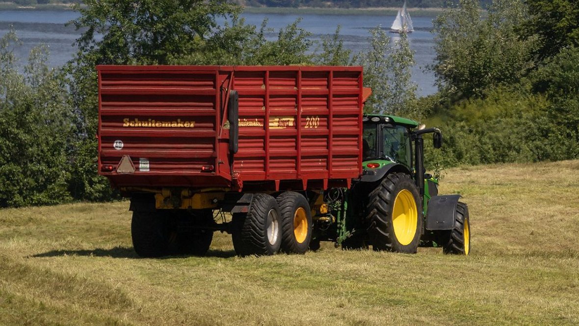 Sprzedaż przyczep rolniczych w listopadzie. Mniej niż trzysta