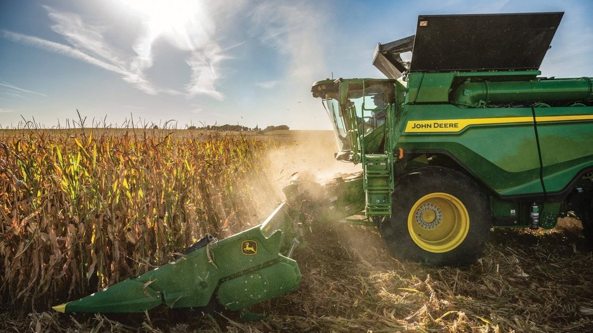 Jak przygotować maszyny John Deere do zbioru roślin gruboziarnistych?