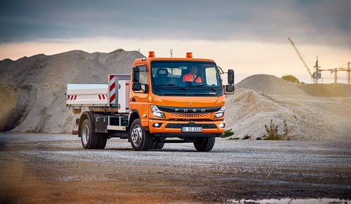 Nowe FUSO Canter – wersje elektryczne i spalinowe dla budownictwa