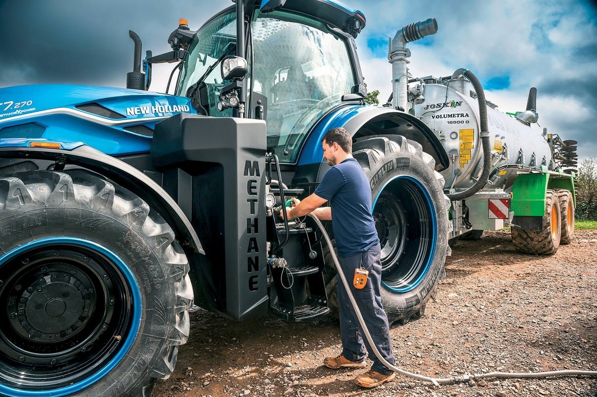 New Holland T7.270 Methane Power LNG: w zintegrowanych zbiornikach można przechowywać około 200 kg ciekłego metanu, tym samym pojazd ma wystarczającą ilość energii do wielogodzinnej eksploatacji.