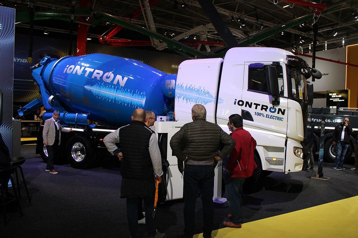 Dzięki elektrycznej mieszarce iONTRON firmy Putzmeister transport betonu odbywa się w pełni elektrycznie.